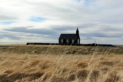 教堂附近的草地
